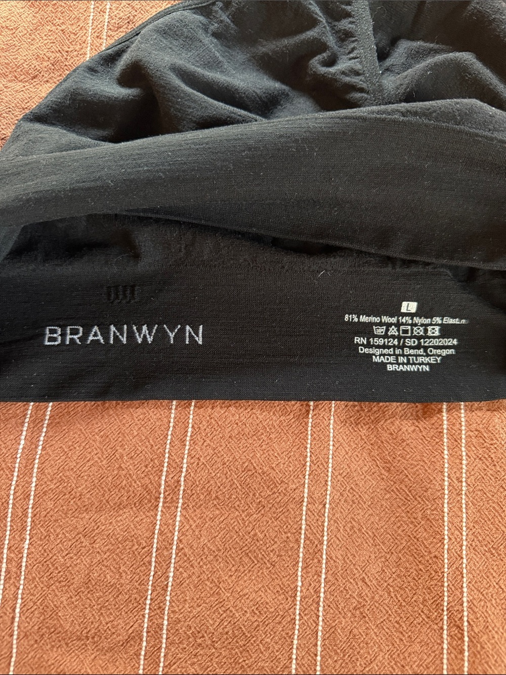Classic Black Seamless V-Neck Bralette - Picture 3 of 4
